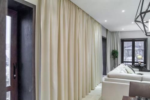 Виды гардин под натяжной потолок. Гардины для штор: советы по выбору под натяжной потолок