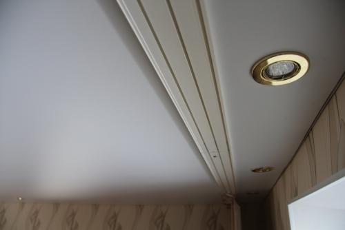 Виды гардин под натяжной потолок. Гардины для штор: советы по выбору под натяжной потолок