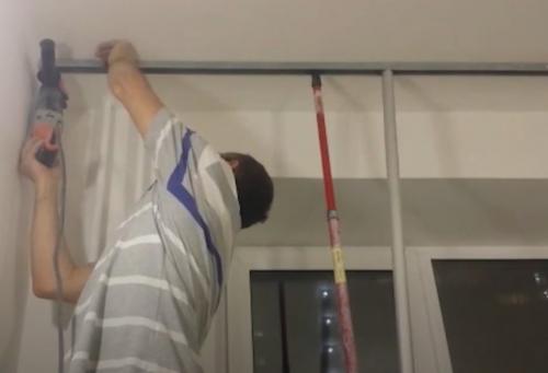 Как приклеить потолочный плинтус перед карнизом. Как скрыть карниз за потолочным плинтусом