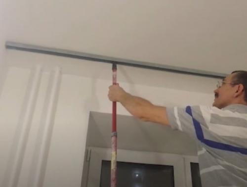 Как приклеить потолочный плинтус перед карнизом. Как скрыть карниз за потолочным плинтусом