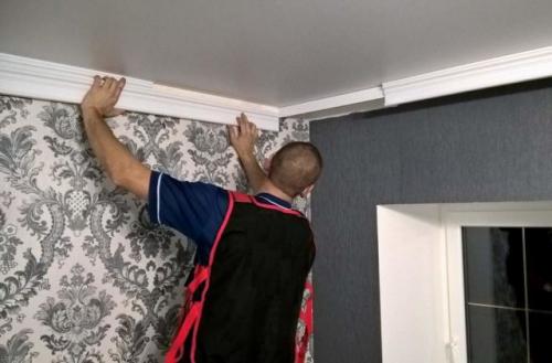Как приклеить потолочный плинтус перед карнизом. Как скрыть карниз за потолочным плинтусом