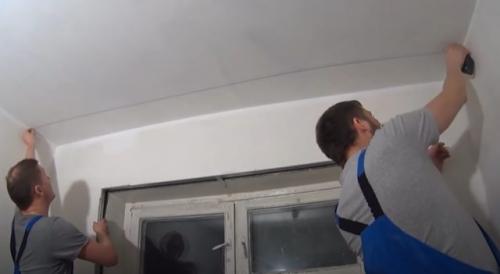 Как приклеить потолочный плинтус перед карнизом. Как скрыть карниз за потолочным плинтусом