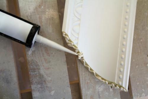 Как приклеить потолочный плинтус перед карнизом. Как скрыть карниз за потолочным плинтусом