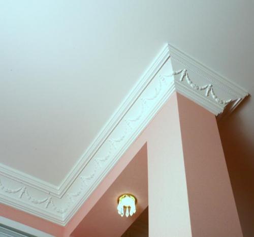 Обзор лучших потолочных плинтусов на 2022 год. Пенопластовые образцы 09