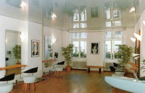 Какой потолочный плинтус увеличивает высоту. Разновидности потолков