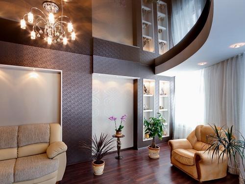 Какой потолочный плинтус увеличивает высоту. Разновидности потолков