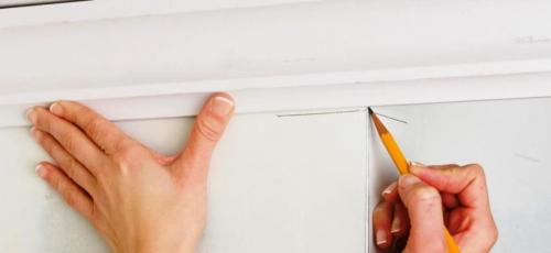 Как крепить потолочный плинтус в углах. Как приклеить потолочный плинтус и вырезать угол