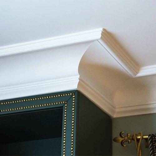 Как крепить потолочный плинтус. Когда клеить – до отделки стен или после?