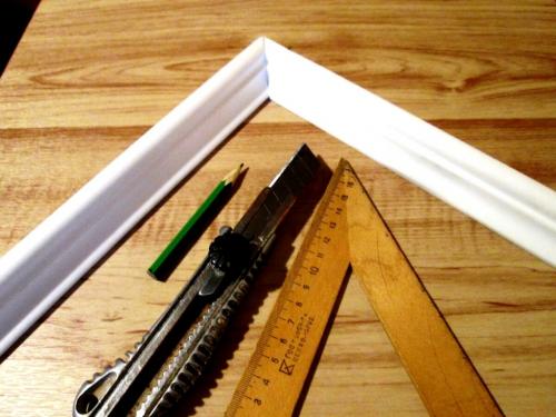 Как крепить потолочный плинтус в углах. Как приклеить потолочный плинтус и вырезать угол