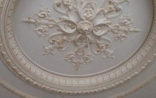 Как согнуть потолочный плинтус по окружности. Какой вид самый гибкий?