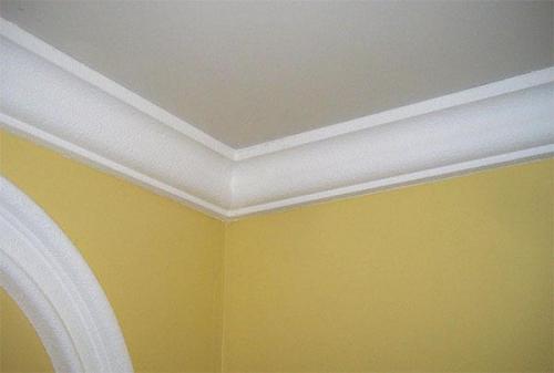 Плинтуса потолочные полиуретановые или пенопласт, что лучше. Потолочный плинтус из гипса, полиуретана или пенопласта? (плюсы и минусы, способы монтажа, покраска) 03
