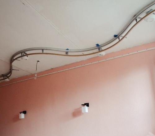 Как крепить потолочный профиль для натяжного потолка. Натяжные потолки. Как крепить багет? Советы для монтажа профиля