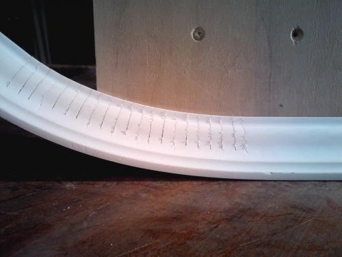 Плинтус для полукруглой стены. Как установить плинтус на полукруглую стену. Как сделать гибкий плинтус напольный или потолочный. Инструменты для проведения монтажа