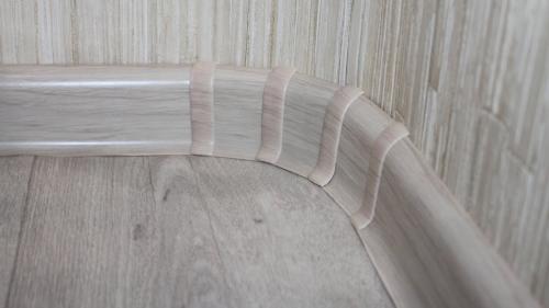 Плинтус для полукруглой стены. Как установить плинтус на полукруглую стену. Как сделать гибкий плинтус напольный или потолочный. Инструменты для проведения монтажа