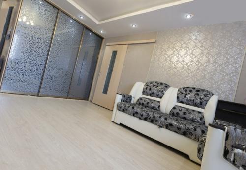 Максимальное расстояние между натяжным потолком и потолком. Насколько опустится потолок?