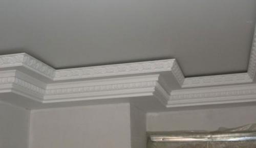 Потолочные плинтуса из полиуретана и пенополистирола. Пластиковый плинтус значительно облегчает монтаж панелей ПВХ 03 Потолочные плинтуса из полиуретана и пенополистирола. Пластиковый плинтус значительно облегчает монтаж панелей ПВХ 03