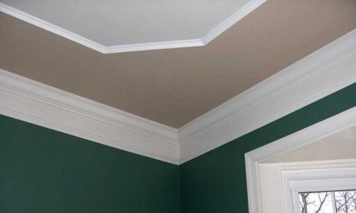 Чем клеить потолочный плинтус из полистирола. На что клеят потолочный плинтус: виды клеев