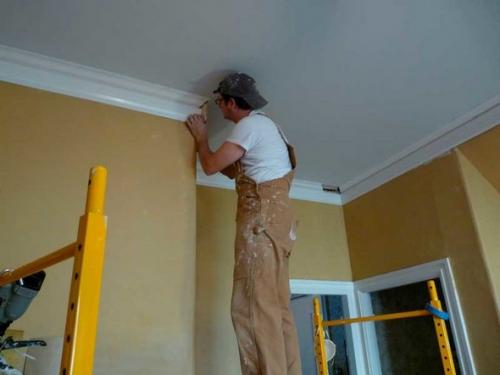 Установка потолочных полиуретановых плинтусов. Правильная технология установки потолочного плинтуса 04