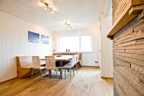 Потолок из пластиковых панелей в гостинной. Плюсы и минусы использования пластика