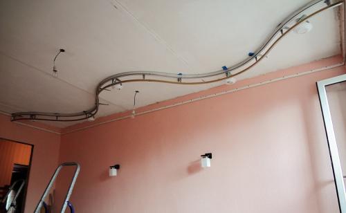 Какой стороной крепить багет для натяжного потолка. Основные разновидности багетных профилей для каркаса натяжного потолка