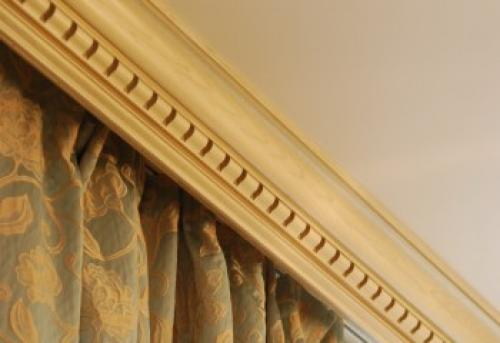 Как крепить алюминиевый карниз к потолку. Варианты изготовления