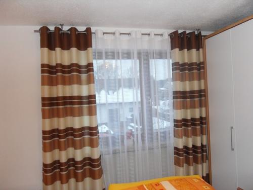 На каком расстоянии от потолка вешать карниз для штор на люверсах. Вешаем правильно карниз для штор