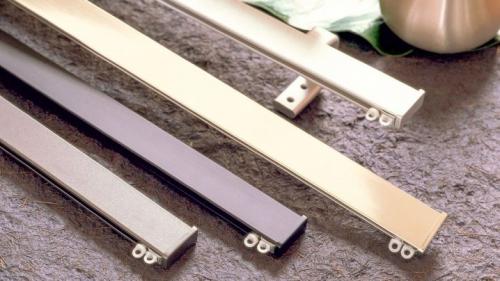 Как крепить однорядный потолочный карниз. Установка карниза – разметка и установка гибкого, струнного изделия и крепежных элементов на потолок