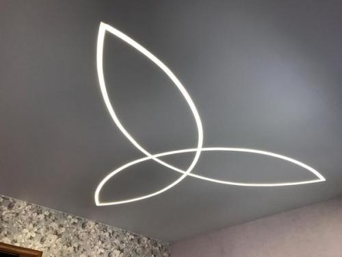 Монтаж натяжного пвх потолка со световой линией. Профили для создания световых линий в натяжном потолке 19 Монтаж натяжного пвх потолка со световой линией. Профили для создания световых линий в натяжном потолке 19