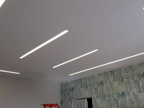 Монтаж натяжного пвх потолка со световой линией. Профили для создания световых линий в натяжном потолке 13 Монтаж натяжного пвх потолка со световой линией. Профили для создания световых линий в натяжном потолке 13