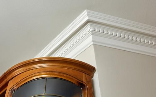 На что клеить потолочный плинтус из пенопласта. Как правильно приклеить потолочный плинтус из пенопласта