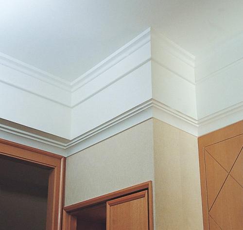 Потолочные плинтуса из полиуретана. Полиуретановые потолочные плинтуса в интерьере