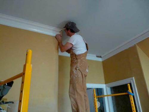 Чем шпаклевать потолочный плинтус. Тонкости шпаклевки потолочного плинтуса