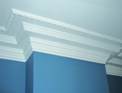 На что клеить потолочный плинтус из пенопласта. Как правильно приклеить потолочный плинтус из пенопласта