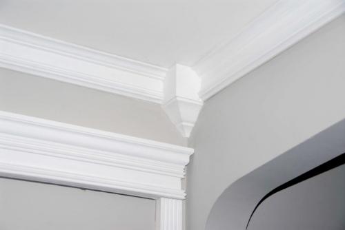 Плинтус потолочный производитель. Материал изготовления
