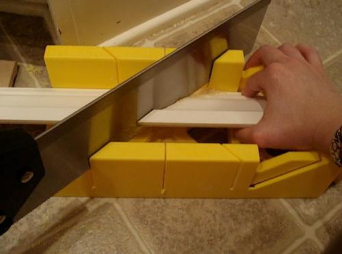 Как клеить потолочный плинтус в углах без стусла. Как точно отмерить и вырезать угол потолочного плинтуса без стусла