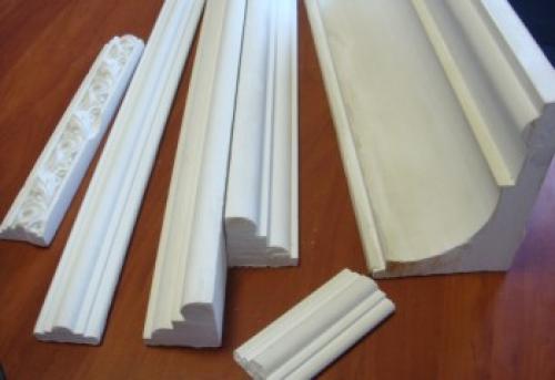 Чем приклеить потолочный плинтус к натяжному потолку. Все о монтаже и ремонте потолков своими руками