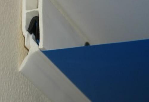 Чем приклеить потолочный плинтус к натяжному потолку. Все о монтаже и ремонте потолков своими руками