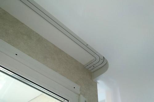 Монтаж заглушек и карниза на натяжной потолок. Виды потолочных плинтусов 02