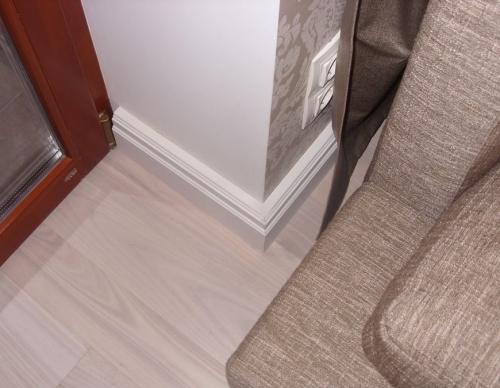 Полиуретановый плинтус для стен и углов. Особенности использования полиуретанового плинтуса