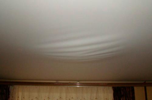 Что ждёт тех у кого натяжные потолки. Плюсы и минусы натяжных потолков