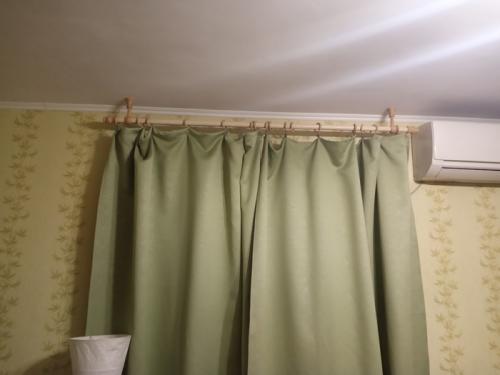 Как укрепить карниз для тяжелых штор. Карниз постоянно отваливается. Проблема решена