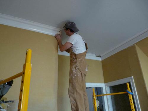 Монтаж плинтуса к натяжному потолку своими руками. Рекомендации по креплению 15 Монтаж плинтуса к натяжному потолку своими руками. Рекомендации по креплению 15