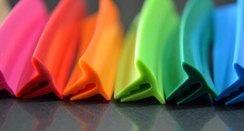 Как вставить плинтус в натяжной потолок. Подробно о нюансах установки и использования плинтусов для натяжных потолков