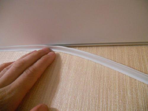 Как вставить плинтус в натяжной потолок. Подробно о нюансах установки и использования плинтусов для натяжных потолков