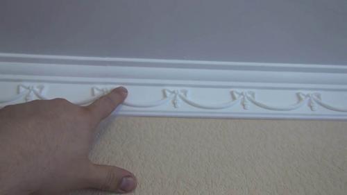 Монтаж плинтуса к натяжному потолку своими руками. Рекомендации по креплению 19 Монтаж плинтуса к натяжному потолку своими руками. Рекомендации по креплению 19