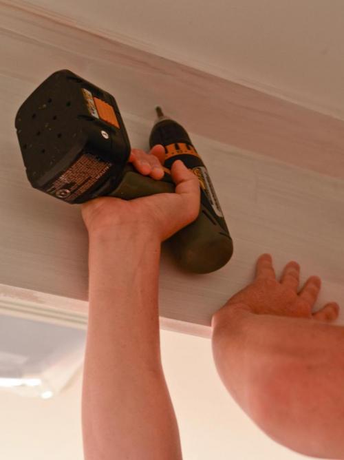 Самостоятельный монтаж потолочного карниза для штор. Инструкция по установке карниза к потолку 04 Самостоятельный монтаж потолочного карниза для штор. Инструкция по установке карниза к потолку 04