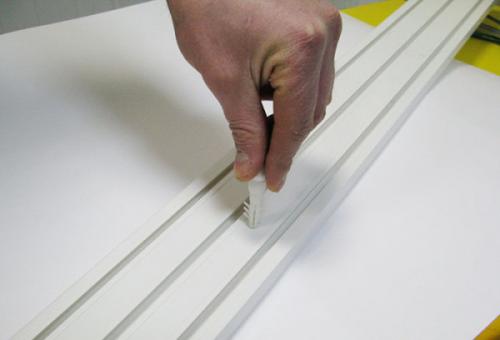 Как соединить потолочный карниз. Шинный карниз: разновидности и особенности установки