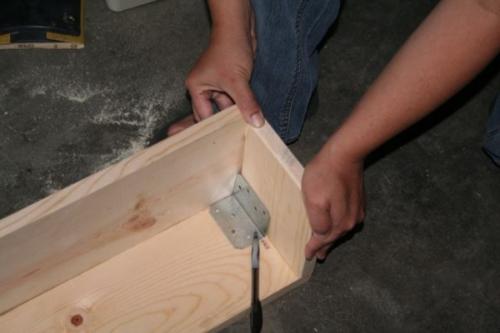 Как прикрепить багет к потолочному карнизу. Делаем карниз