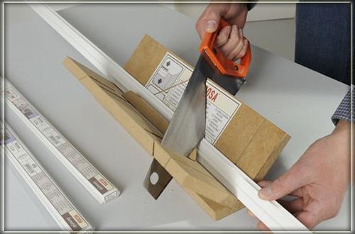 Как прикрепить багет к потолочному карнизу. Делаем карниз