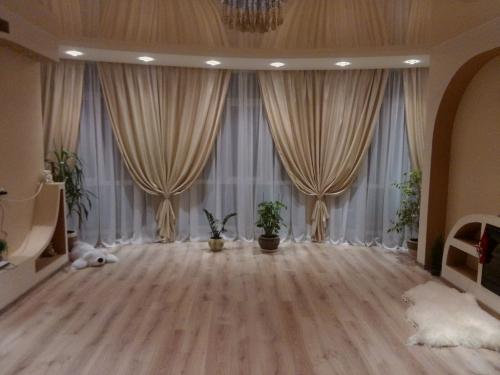 На каком расстоянии крепится стеновой кронштейн к потолочному карнизу. Пошаговая инструкция установки